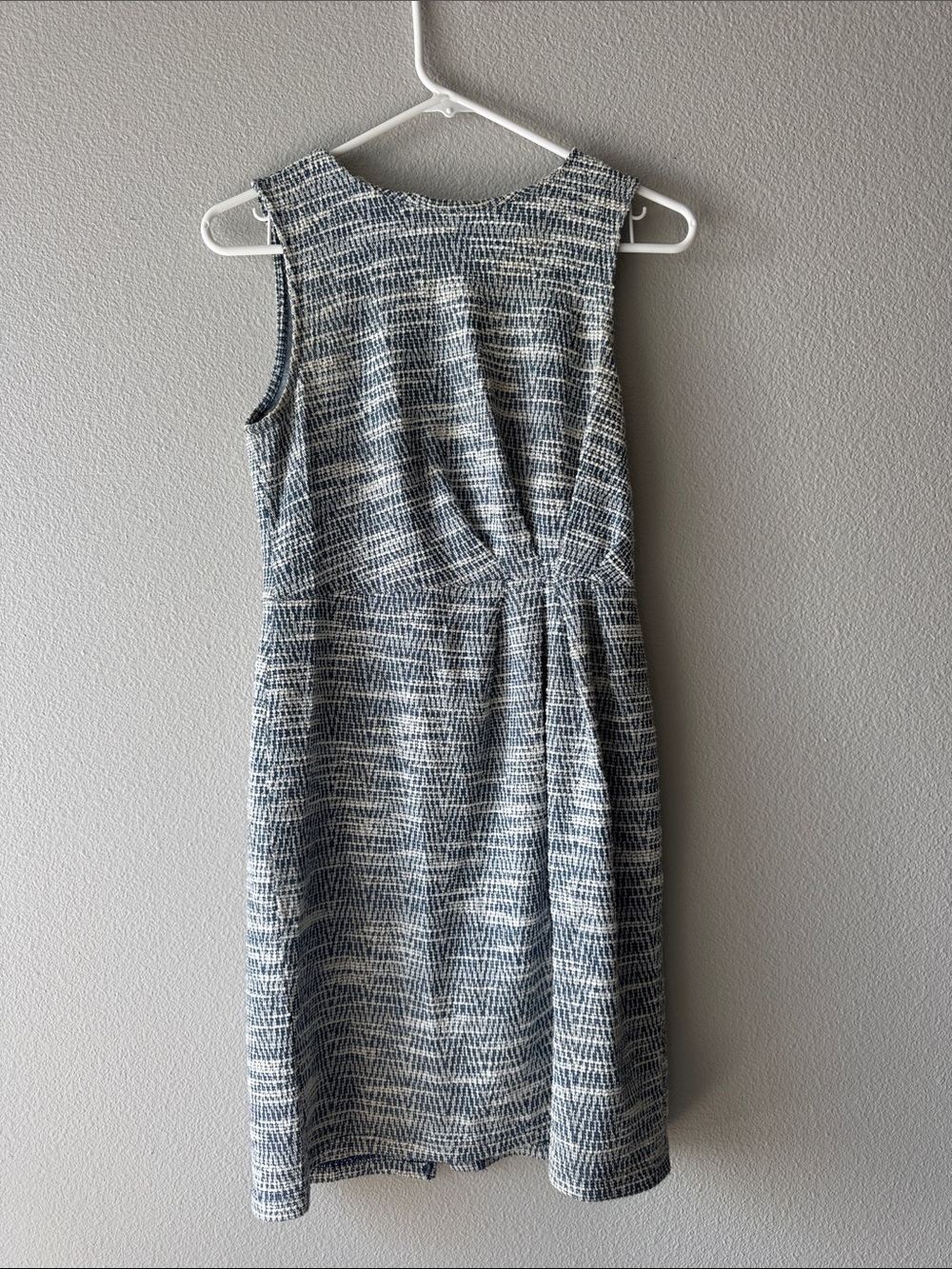Banana Republic size 2 Sleeveless Textured Sheath Dress in Navy and White